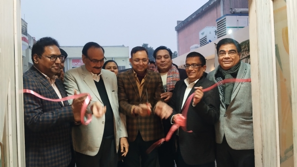 आईएमए भवन बरेली में मंगलवार को आईएमए विंटर स्पोर्ट्स वीक 2026 का उद्घाटन करते मुख्य अतिथि विधायक डॉ. राघवेंद्र शर्मा, अध्यक्ष डॉ. अतुल कुमार श्रीवास्तव, स्पोर्ट्स चेयरमैन डॉ. मनोज अग्रवाल व अन्य चिकित्सक।