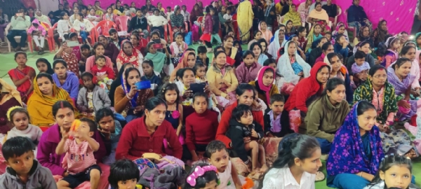 सांस्कृतिक कार्यक्रम देखते हुए बच्चे व उनके पालक। सांस्कृतिक कार्यक्रम देखते हुए बच्चे व उनके पालक।