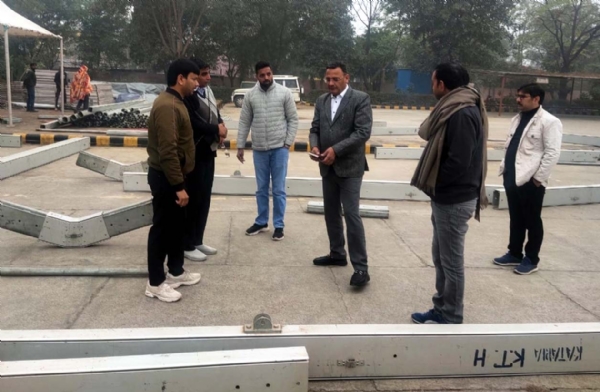 तैयारियों का जायजा लेते बार एसोसिएशन के प्रधान पवन रापड़िया व अन्य।