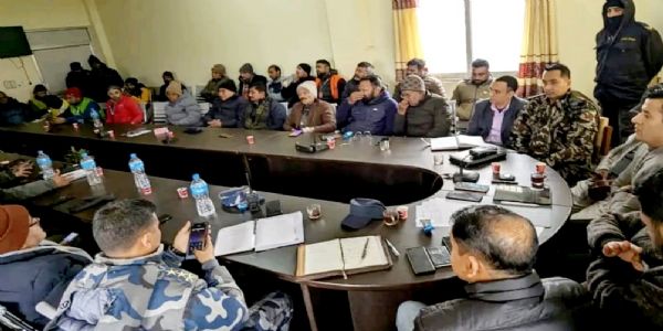 प्रशासन के साथ बैठक करते दोनो समुदाय के प्रतिनिधि