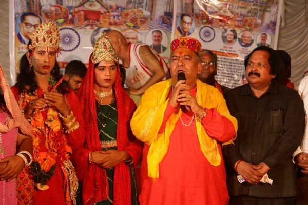 कार्यक्रम की घोषणा करते हुए गदृीनशीन महंत चमन जी महाराज। कार्यक्रम की घोषणा करते हुए गदृीनशीन महंत चमन जी महाराज।