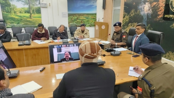 आयुक्त कार्यालय सभागार में समीक्षा बैठक करते मंडलायुक्त राजेश प्रकाश और पुलिस महानिरीक्षक आरपी सिंह। आयुक्त कार्यालय सभागार में समीक्षा बैठक करते मंडलायुक्त राजेश प्रकाश और पुलिस महानिरीक्षक आरपी सिंह।