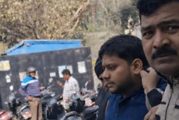 कोर्ट के बाहर से दबोचा