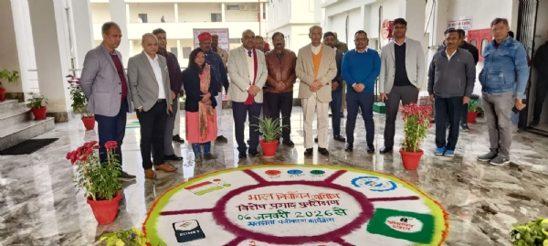 युवा मतदाताओं को जागरूक करने विश्वविद्यालय पहुंचे जिलाधिकारी