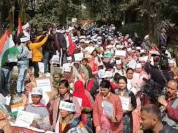 भोपाल में चयनित शिक्षकों का प्रदर्शन