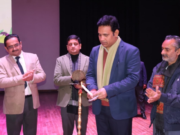 टांडा मेडिकल कॉलेज में आयोजित कार्यक्रम का शुभारंभ करते हुए आरएस बाली। टांडा मेडिकल कॉलेज में आयोजित कार्यक्रम का शुभारंभ करते हुए आरएस बाली।