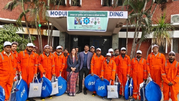 आईवीआरआई, इज्जतनगर में आयोजित दो दिवसीय प्रशिक्षण कार्यक्रम के दौरान सफाई कर्मियों को ज़ूनोटिक रोगों से बचाव व स्वच्छता के उपायों की जानकारी देते विशेषज्ञ एवं प्रतिभागियों को स्वच्छता किट वितरित करते अतिथि।