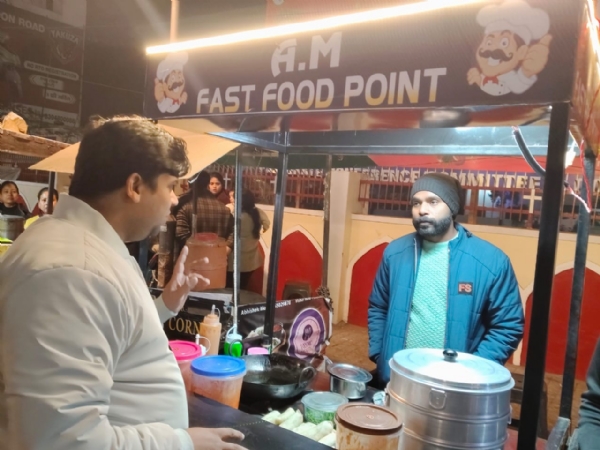 स्ट्रीट फूड वेंडर्स के कार्ट का निरीक्षण करते खाद्य सुरक्षा अधिकारी, साफ-सफाई, हाइजीन और फूड सेफ्टी मानकों का पालन करने के निर्देश देते हुए। स्ट्रीट फूड वेंडर्स के कार्ट का निरीक्षण करते खाद्य सुरक्षा अधिकारी, साफ-सफाई, हाइजीन और फूड सेफ्टी मानकों का पालन करने के निर्देश देते हुए।