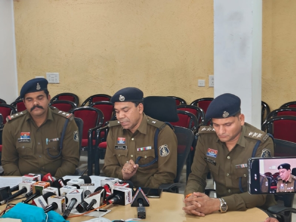 प्रतिबंधित नशीली टेबलेट सप्‍लाई मामले का खुलासा करते हुए पुल‍िस के अध‍िकारी