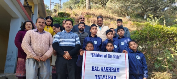 जयराम ठाकुर के जन्मदिन पर बाल आश्रम और छात्रावास में फल व कंबल वितरित करने के बाद। जयराम ठाकुर के जन्मदिन पर बाल आश्रम और छात्रावास में फल व कंबल वितरित करने के बाद।