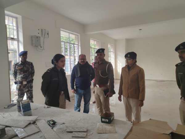 निरीक्षण करती एसपी