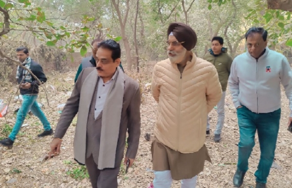 महापौर राजा इकबाल सिंह शिक्षा समिति के अध्यक्ष योगेश वर्मा के साथ निरीक्षण करते हुए।