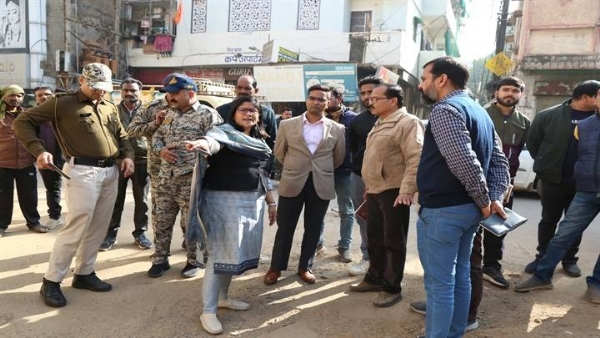 कलेक्टर एवं निगम आयुक्त ने शांति नगर एवं शेख की बगिया का किया निरीक्षण