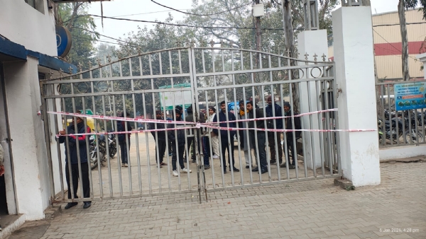 बरेली विकास प्राधिकरण की प्रवर्तन टीम अवैध शोरूम को सील करते हुए।