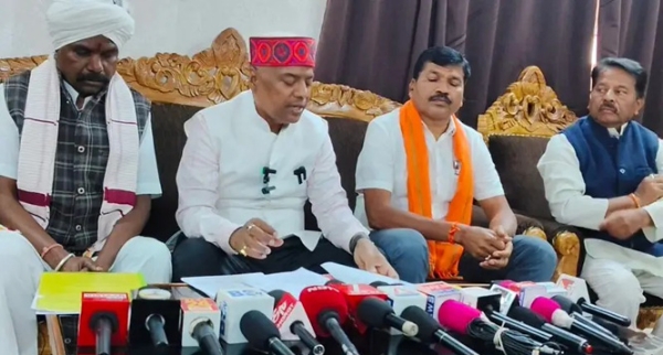 प्रेस वार्ता में कैबिनेट मंत्री केदार कश्यप