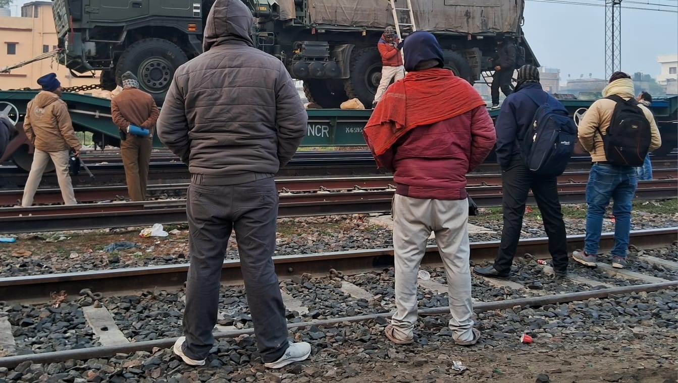 बिहार के मुजफ्फरपुर में ओएचई से टकराने के बाद खड़ी मिलिट्री ट्रेन