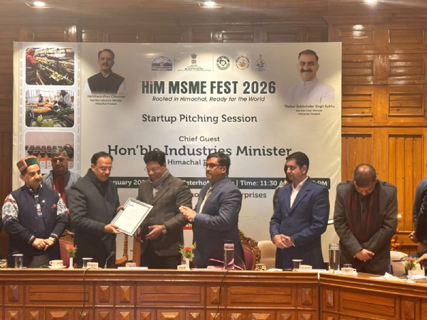 उद्योग मंत्री से प्रसंशा पत्र प्राप्त करते हुए।