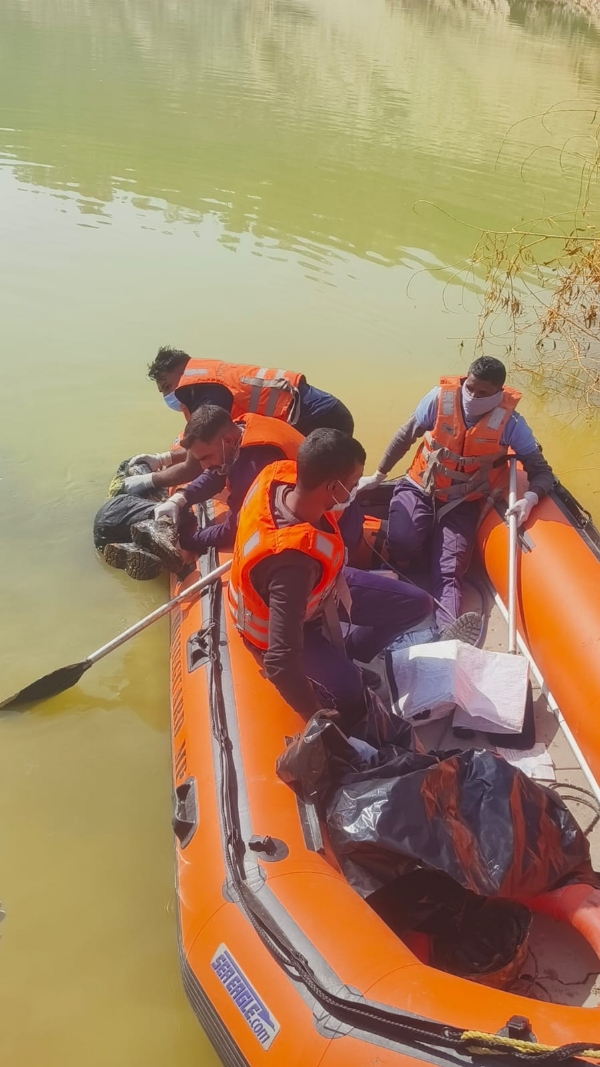 शव काे बाहर निकलते हुए शव काे बाहर निकलते हुए