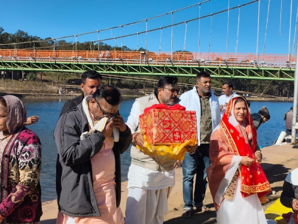 नर्मदा पूजन करते सांसद