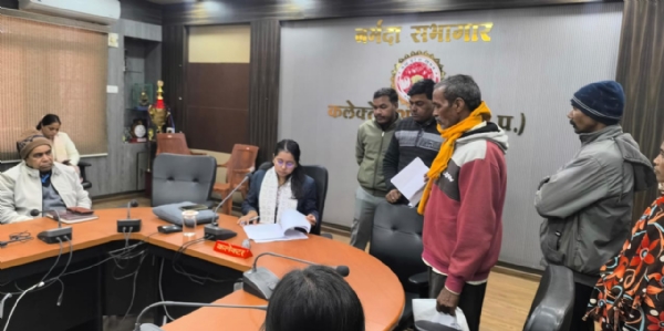 जनसुनवाई करती प्रभारी कलेक्टर जनसुनवाई करती प्रभारी कलेक्टर