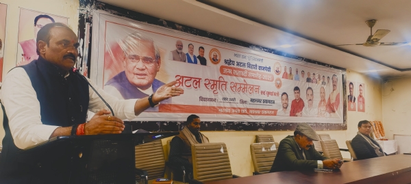 भाजपा महानगर के कार्यकर्ताओं को संबोधित करते हुए महानगर अध्यक्ष संजय गुप्ता का छाया चित्र