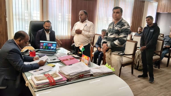 दो पटवारी निलंबित, तीन अफसरों को नोटिस