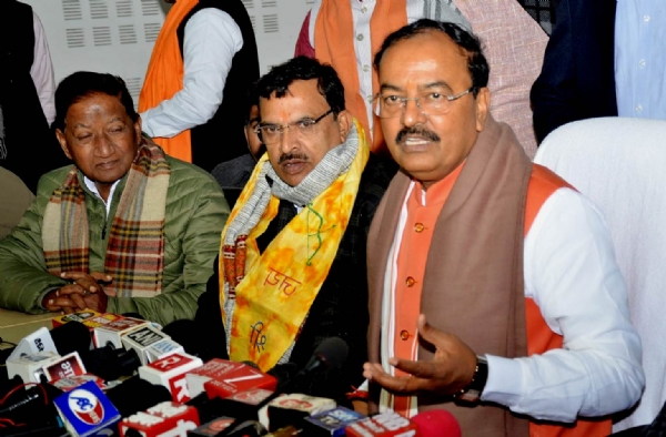 प्रेस वार्ता के दौरान उपमुख्यमंत्री केशव प्रसाद मौर्य व अन्य प्रेस वार्ता के दौरान उपमुख्यमंत्री केशव प्रसाद मौर्य व अन्य