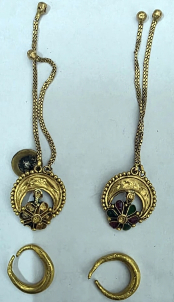 पुलिस ने गुम हुए डेढ़ लाख के आभूषण युवक को लौटाए