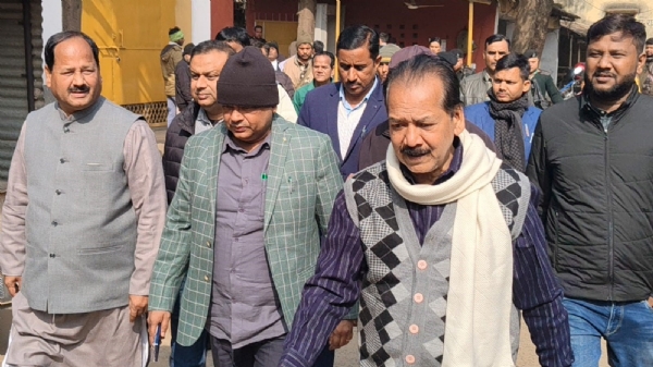 ्कोर्ट में पेशी को जाते मंत्री डॉ इरफान अंसारी व अन्य ्कोर्ट में पेशी को जाते मंत्री डॉ इरफान अंसारी व अन्य