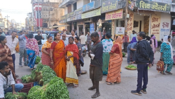 घड़ी चौक के पास विरोध जताती हुई गोलबाजार में सब्जी बेंचने वाली महिलाएं। घड़ी चौक के पास विरोध जताती हुई गोलबाजार में सब्जी बेंचने वाली महिलाएं।