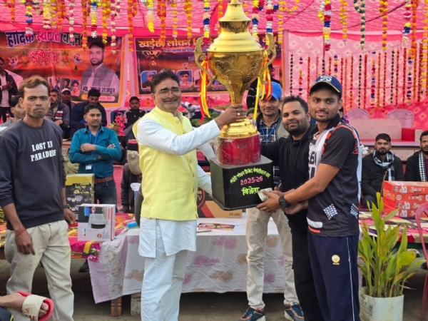 विजेता टीम को 51000 रुपये  बड़ी ट्राफी देकर किया गया सम्मानित