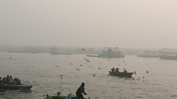 वाराणसी में अलसुबह गंगा में नौकायन करते पर्यटक वाराणसी में अलसुबह गंगा में नौकायन करते पर्यटक