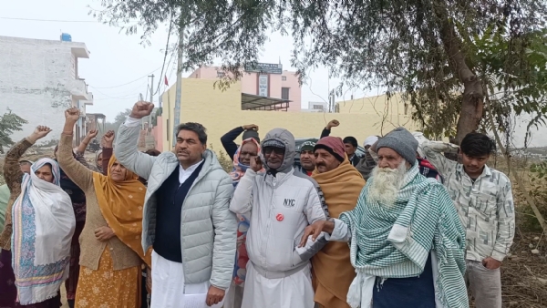 मुआवजा कम दिए जाने पर काम रूकवा कर नारेबाजी करते हुए।