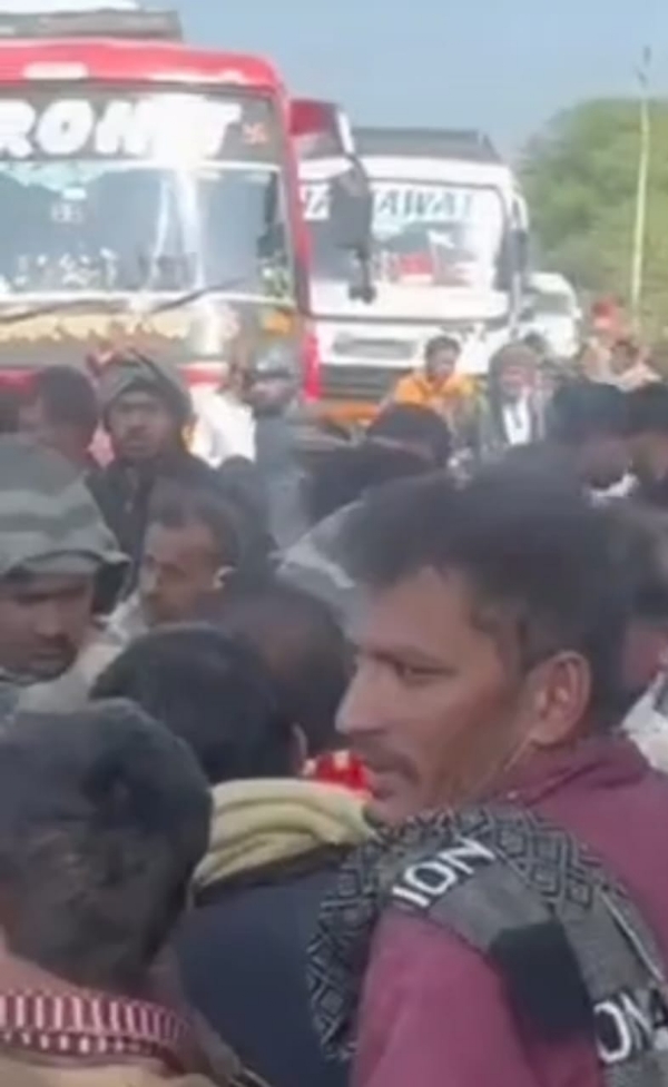 की मांग को लेकर किसानों ने किया चक्काजाम की मांग को लेकर किसानों ने किया चक्काजाम