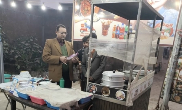 स्ट्रीट फूड वेंडर्स के कार्ट का निरीक्षण करते खाद्य सुरक्षा अधिकारी, साफ-सफाई, हाइजीन और फूड सेफ्टी मानकों का पालन करने के निर्देश देते हुए। स्ट्रीट फूड वेंडर्स के कार्ट का निरीक्षण करते खाद्य सुरक्षा अधिकारी, साफ-सफाई, हाइजीन और फूड सेफ्टी मानकों का पालन करने के निर्देश देते हुए।