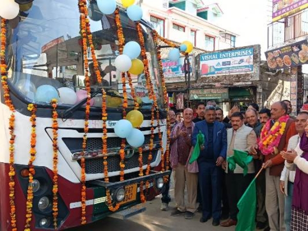 विधायक सुरेश कुमा अवाह देवी-चंडीगढ़ बस सेवा के हरी झंडी दिखाते हुए। विधायक सुरेश कुमा अवाह देवी-चंडीगढ़ बस सेवा के हरी झंडी दिखाते हुए।