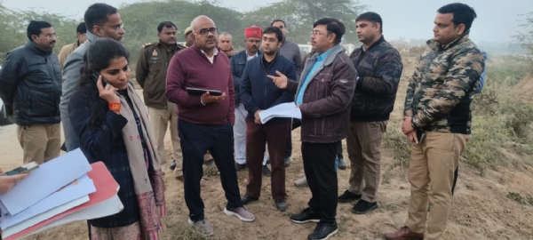 निरीक्षण के दौरान जिलाधिकारी जितेंद्र प्रताप सिंह व अन्य