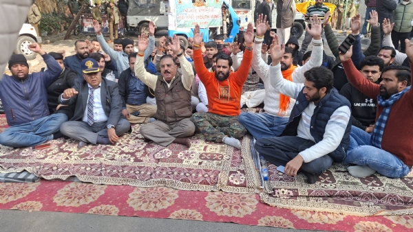 एसएमवीडीआईएमई प्रवेश पर विरोध प्रदर्शन के आह्वान के बाद सिविल सचिवालय जम्मू को सील कर दिया गया एसएमवीडीआईएमई प्रवेश पर विरोध प्रदर्शन के आह्वान के बाद सिविल सचिवालय जम्मू को सील कर दिया गया