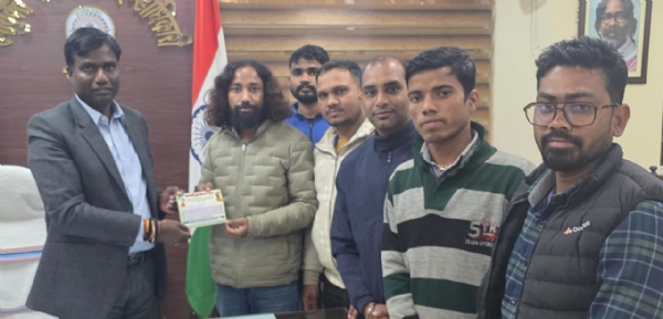 डीसी को निमंत्रण देते देवेन्‍द्रनाथ महतो सहित अन्‍य