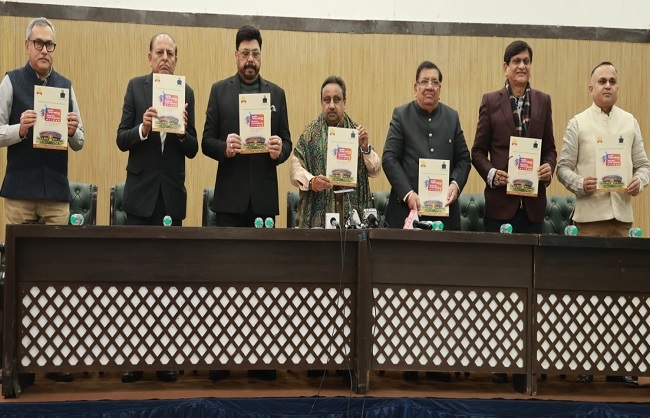 प्रेस कांफ्रेंस को संबोधित करते कैट महामंत्री एवं सांसद प्रवीण खंडेलवाल