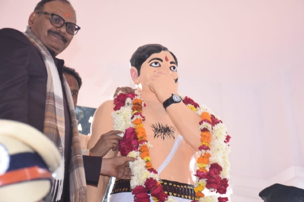 उपमुख्यमंत्री बृजेश पाठक झंडा रोहण करते हुए