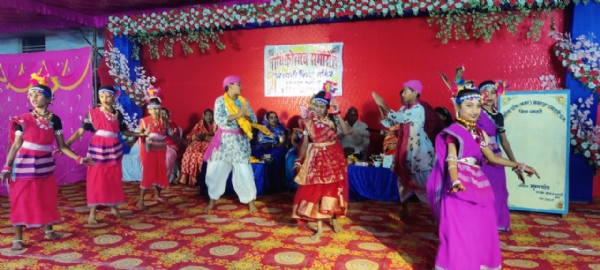 वार्षिक उत्सव में सांस्कृतिक कार्यक्रम की प्रस्तुति देते हुए बच्चे। वार्षिक उत्सव में सांस्कृतिक कार्यक्रम की प्रस्तुति देते हुए बच्चे।