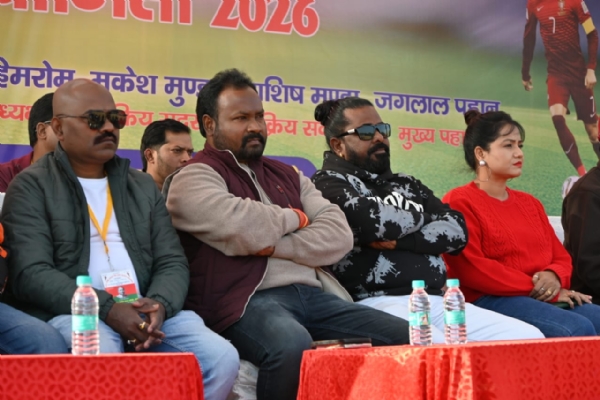 कार्यक्रम में मंच में बैठे मुख्यअतिथि सहित अन्य की तस्वीर कार्यक्रम में मंच में बैठे मुख्यअतिथि सहित अन्य की तस्वीर