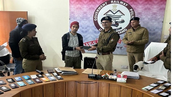 जीआरपी, उत्तराखंड गुमशुदा मोबाइल फोन बरामद कर उनके वास्तविक स्वामियों को सौंपते हुए अधिकारी।