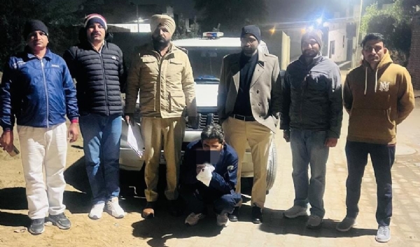 हेरोइन सहित पकड़ा गया आरोपी। हेरोइन सहित पकड़ा गया आरोपी।