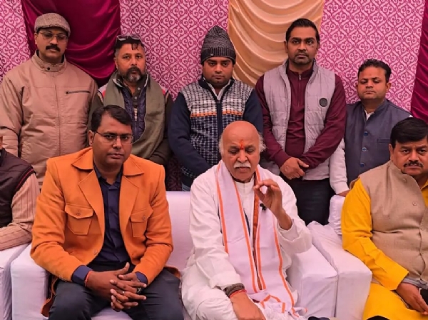 प्रेस से बातचीत करते हुए प्रवीण तोगड़िया