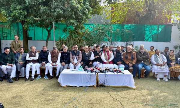 कांग्रेस सांसद दीपेंद्र हुड्डा व अन्य नेता पत्रकाराें से बातचीत करते हुए