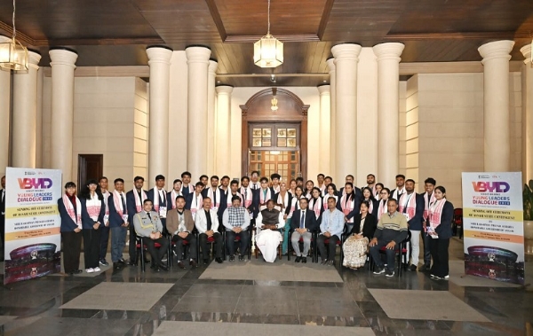 37 युवा नेतृत्वकर्ता राज्यपाल लक्ष्मण प्रसाद आचार्य से भेंट के मौके पर।