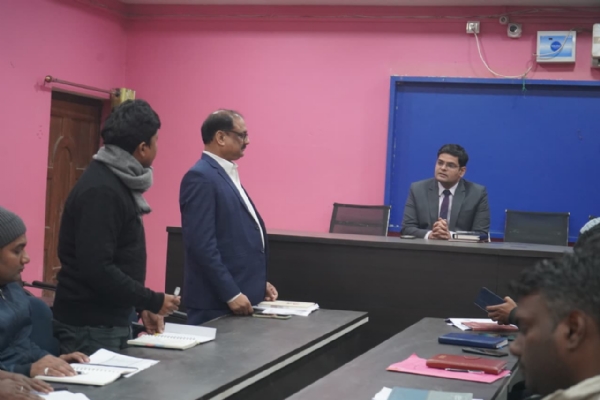 अररिया फोटो:डीएम अधिकारियों के साथ बैठक करते