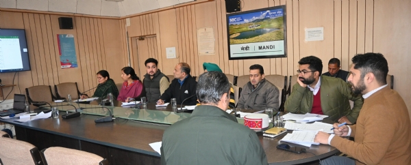 मंडी में विभिन्न विकास योजनाओं की प्रगति की समीक्षा करते हुए।